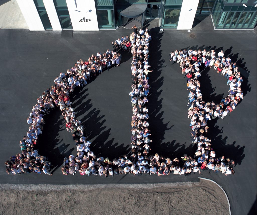 Bilde av ansatte i KLP som lager logo