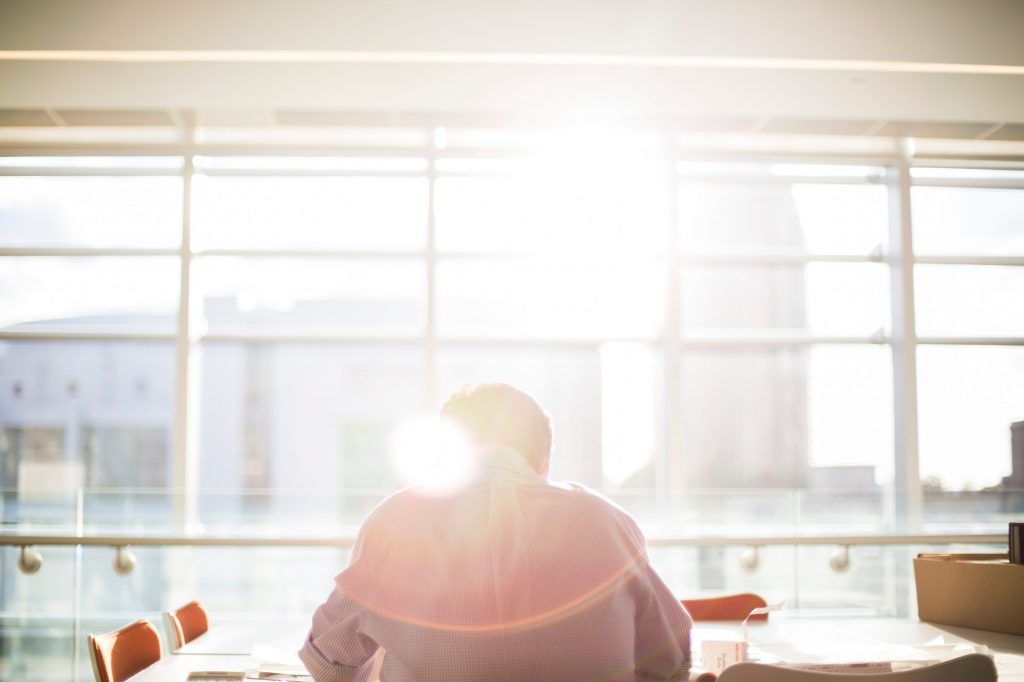 Bilde av mann på arbeidsplass