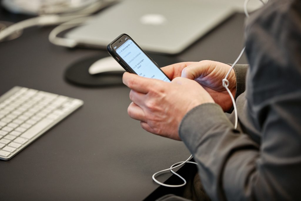 Bilde av mann som jobber på telefonen