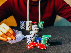 Bilde av mann som spiller poker