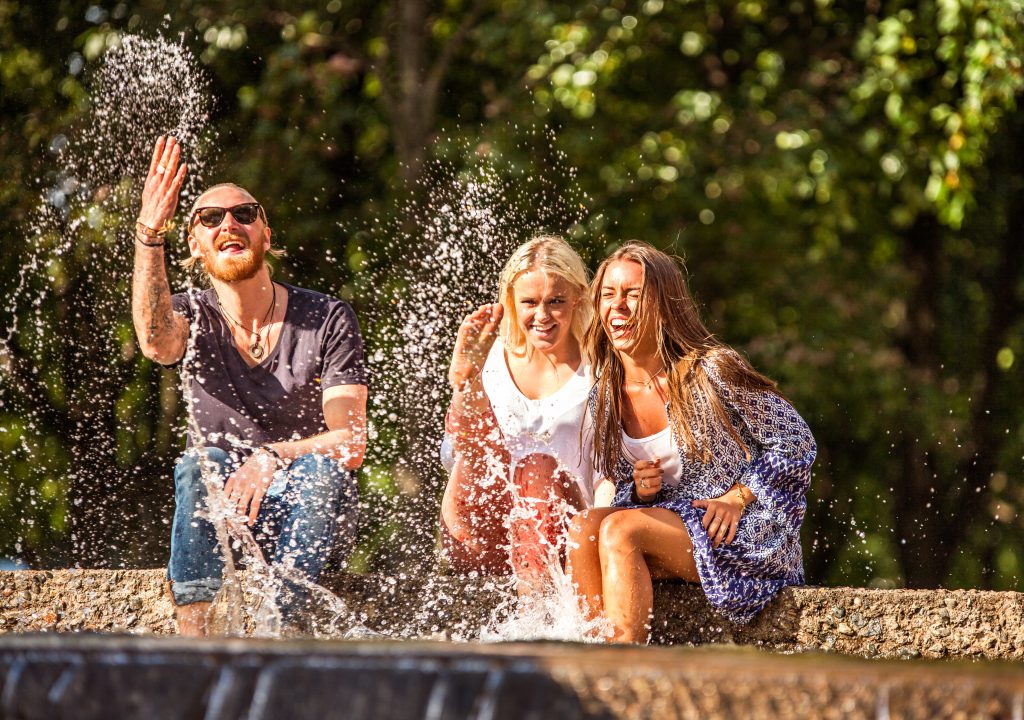 Sommerbilde av studenter i Studentsamskipnaden i Oslo