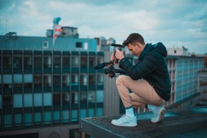 Illustrasjon av ung mann som filmer