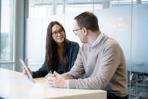 Bilde av to ansatte i lindorff