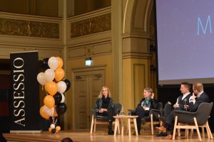 Bilde av Ole Janzso i paneldebatt hos Assessio
