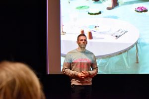 Bilde av mann som holder presentasjon under Mediedagen