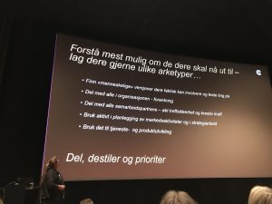 Bilde av kvinne som holder presentasjon under Mediedagen