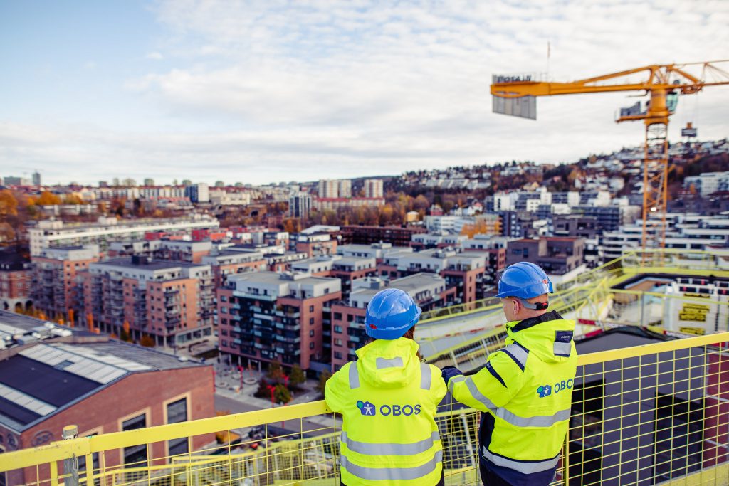 Bilde av to personer som ser utover en byggeplass