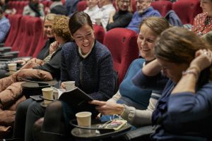 Bilde av personer som leser bransjerapporten 2020