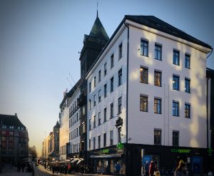 Bilde av bygget vårt på Jernbanetorget i Oslo