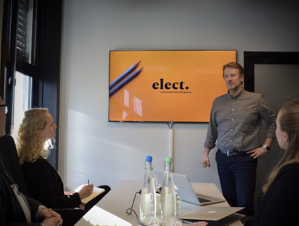 Mann holder presentasjon av Elect