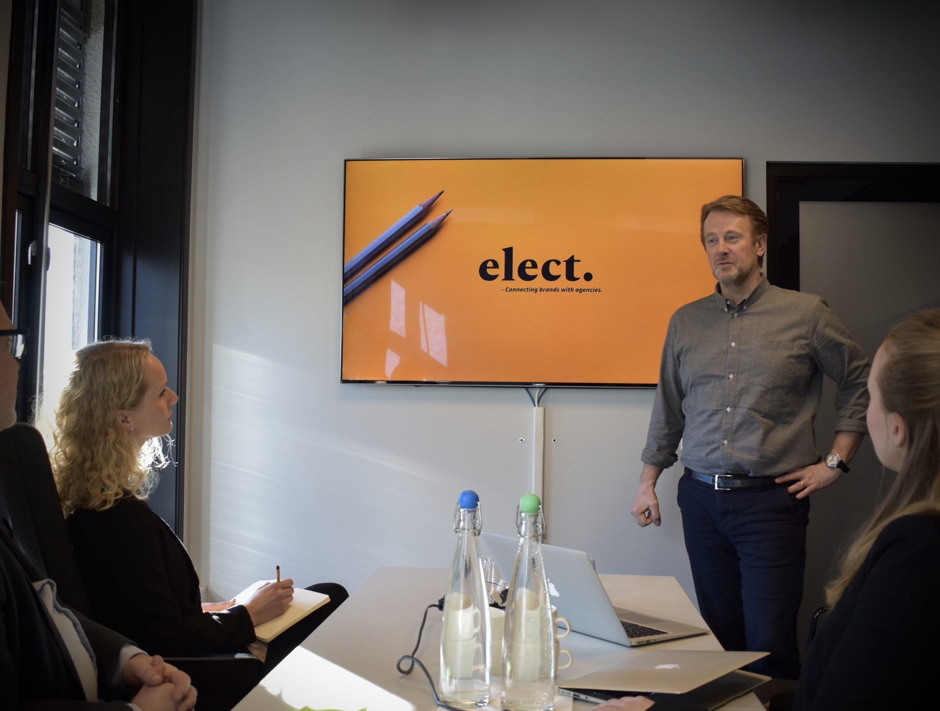 Elect viser vei i en uoversiktlig byråskog
