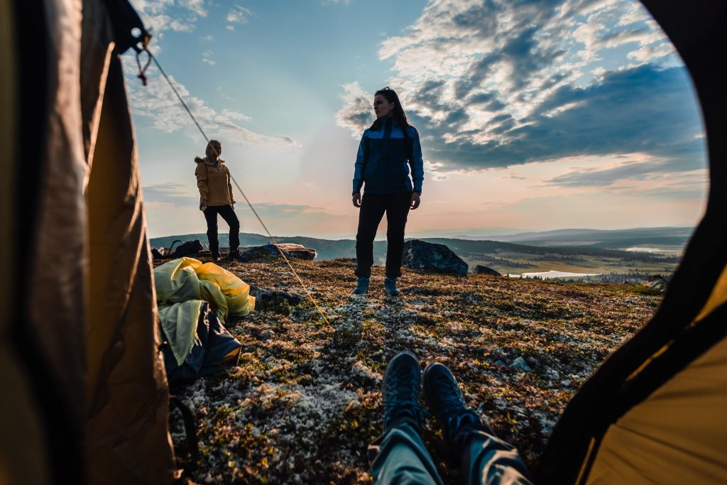 mennesker på telttur i skogen