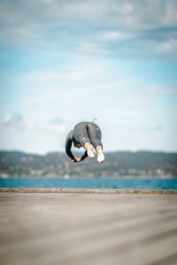 Ida hopper i vannet fra brygge