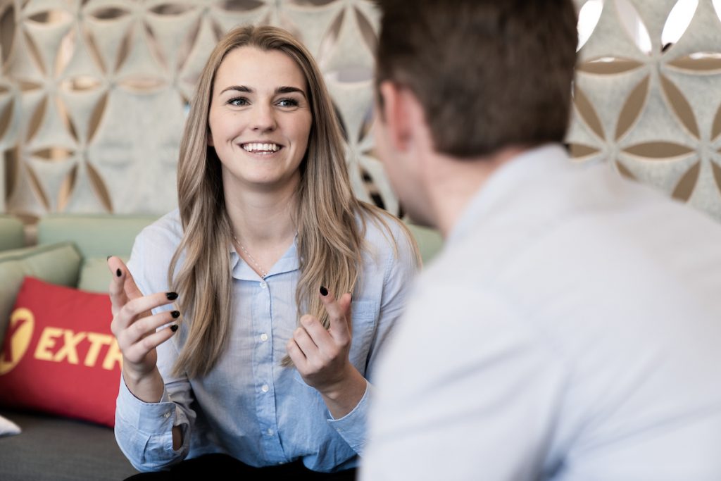 to kollegaer i copp diskuterer