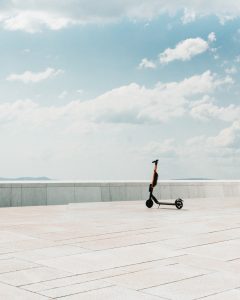 En forlatt elscooter på operataket