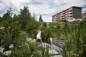 Barn som leker i en park med en blokk i bakgrunnen