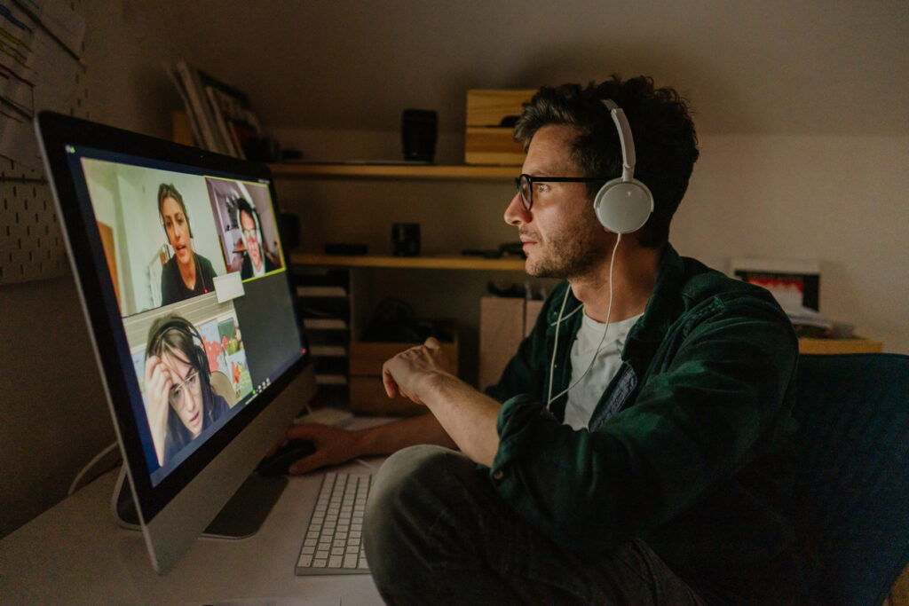 En mann sitter i videomøte