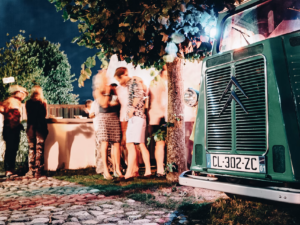Mennesker på hagefest