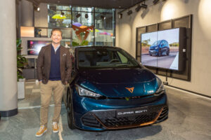Ole Kristian Ågotnes foran en Cupra bil