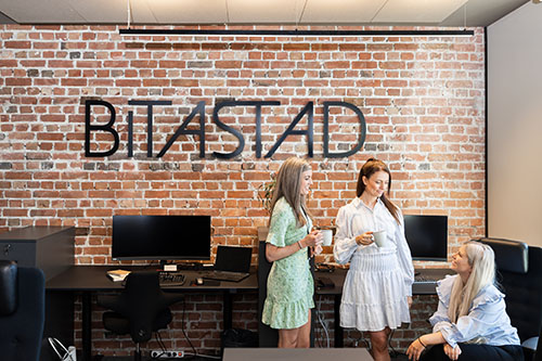 Tre damer i kontorlokalene til Bitastad.
