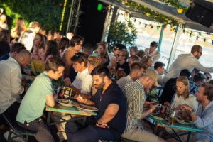 Bilde av ansatte i Nettbil på fest