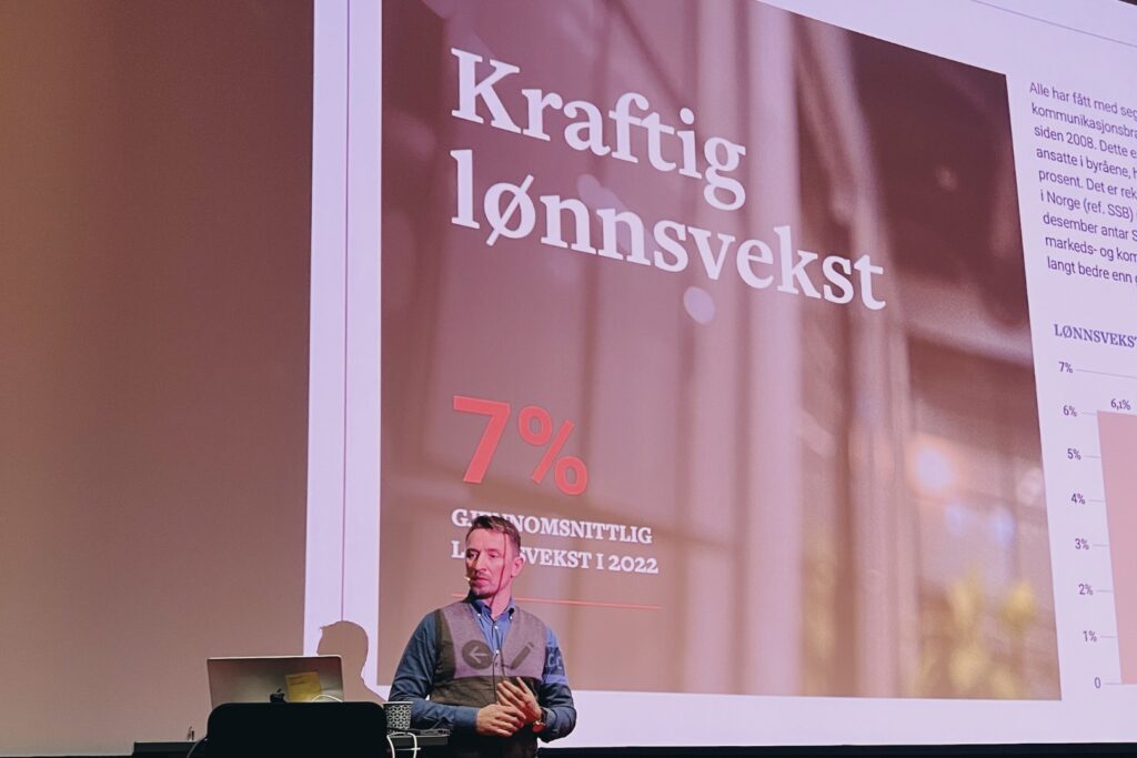 Bilde av at Ole presenterer lønnsveksten i 2023