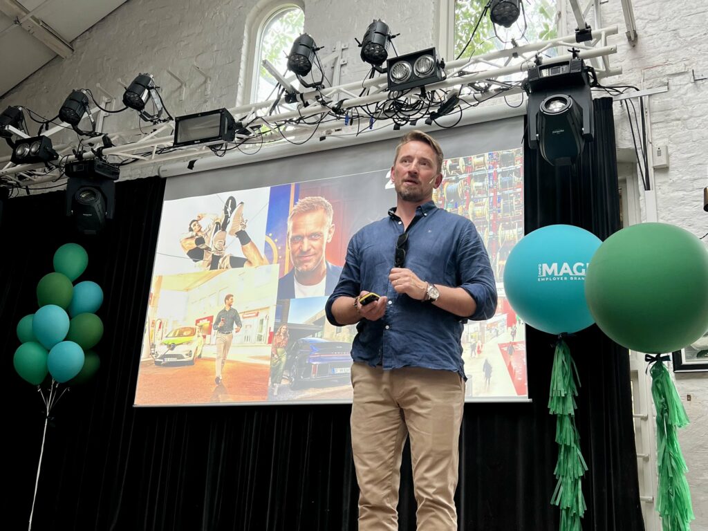 Ole snakker om vellykkede rekrutteringskampanjer fra scenen på Magnet Awards
