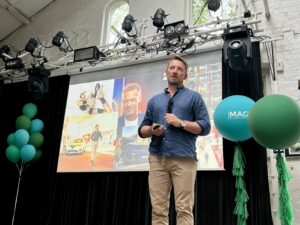 Ole snakker om vellykkede rekrutteringskampanjer fra scenen på Magnet Awards