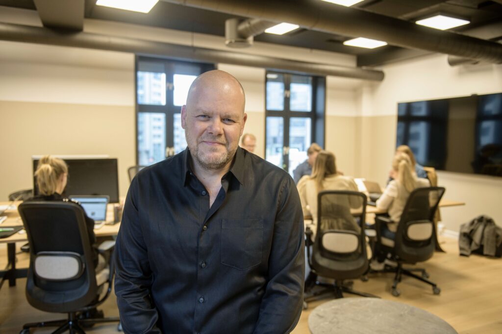 Bilde av daglig leder i Teft Henrik Sandberg på kontoret
