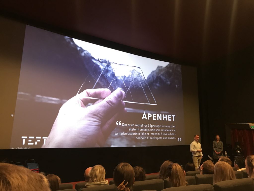 Bilde av Anna Blom Rian og Ole Janzso på performance konferansen 2019