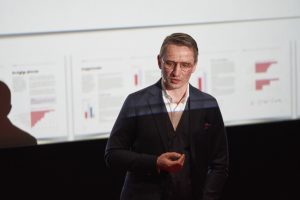 Bilde av Ole Janzso som presenterer bransjerapporten 2020