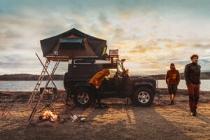Lundhags - truck i solnedgang med telt bak