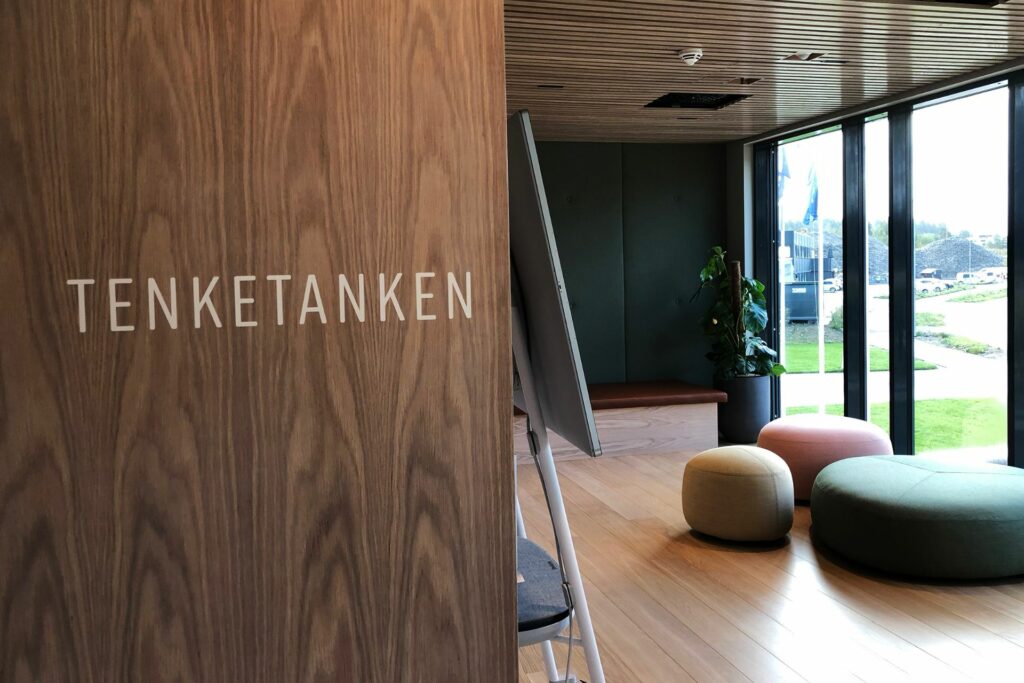 Viser innsiden av Berggård Amundsens "Tenketank" som er et rom bestående av mye puter og whiteboards.