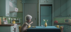 Bilde fra en case fra Ystory, en illustasjon av en eldre dame som sitter ved et kjøkkenbord.